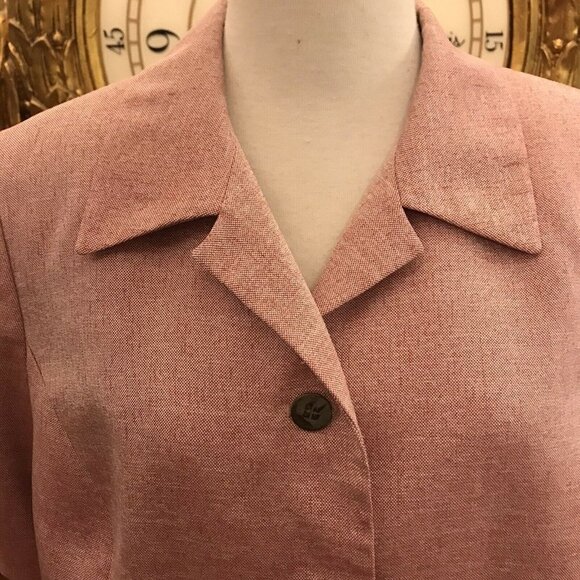 LE SUIT PETITES. Size 14P. Lined. Short Sleeve. Button Front. DB - Picture 2 of 5